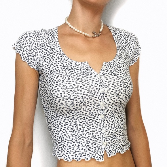 Brandy Melville tee - Picture 1 of 3